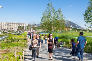 Moskova, Rusya Mayıs-27, 2018: Yansıyan Zaryadye Park Rus doğa ve Tarih insanlarla dolu güneşli gün boyunca.
