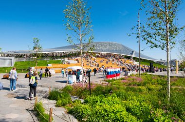 Moskova, Rusya Mayıs-27, 2018: Zaryadye Park ve Amfitiyatro, çok fonksiyonlu konser salonu ile cam kubbe arka planda, insanların zevk güneşli bir gün.