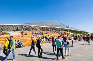 Moskova, Rusya Mayıs-27, 2018: Zaryadye Park ve amfitiyatro Filarmoni Derneği cam ile arka planda, yerliler kubbe ve gezi gitmek.