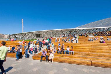 Moskova, Rusya Mayıs-27, 2018: Zaryadye Park ve amfitiyatro halkı ve turistlerin güneşli gün boyunca tam.