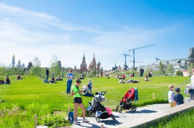 Moskova, Rusya Mayıs-27, 2018: Zaryadye Park kalabalık insan zevk güneşli bir gün parkta, Moskova Kremlin içinde belgili tanımlık geçmiş.