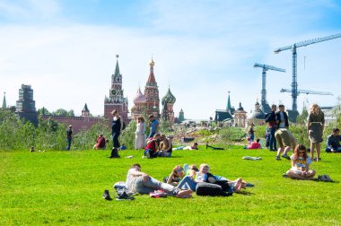 Moskova, Rusya Mayıs-27, 2018: Zaryadye Park halkı ve turistlerin güneşli gün boyunca çim Moskova'da rahatlatıcı tam.