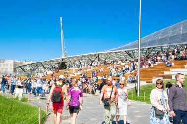 Moskova, Rusya Mayıs-27, 2018: Zaryadye kent park ve amfitiyatro bitişik Kızıl Meydan halkı ve turistlerin güneşli gün boyunca tam.