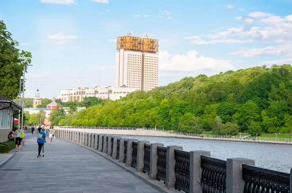 Moscow Luzhnetskaya Aterro Parque Longo Rio Moscou Academia Russa Ciências — Fotografia de Stock