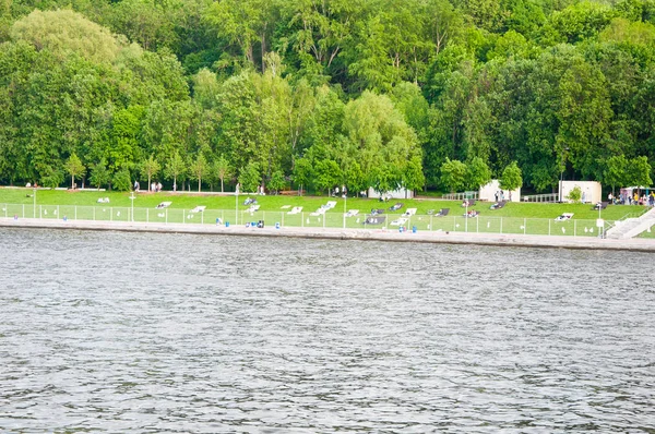 Moskva Stadsbild Runt Luzhnetskaya Banvallen Längs Moskva Floden Personer Sola — Stockfoto