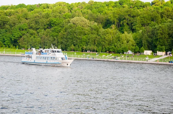 Moskva Stadsbild Runt Luzhnetskaya Banvallen Längs Moskva Floden Personer Njuta — Stockfoto