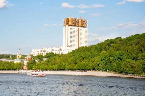 Набережна Luzhnetskaya Москви Знаменитий Парк Уздовж Річки Москви Російської Академії — стокове фото