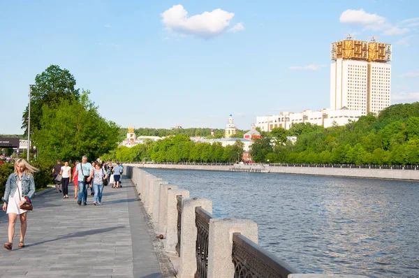 Moscú Rusia Mayo 2018 Moderno Terraplén Luzhnetskaya Largo Del Río —  Fotos de Stock