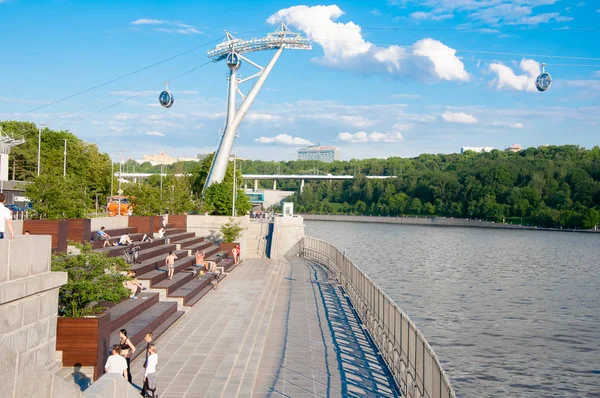 Moscou Rússia Maio 2018 Aterro Luzhnetskaya Moderno Longo Rio Moscou — Fotografia de Stock