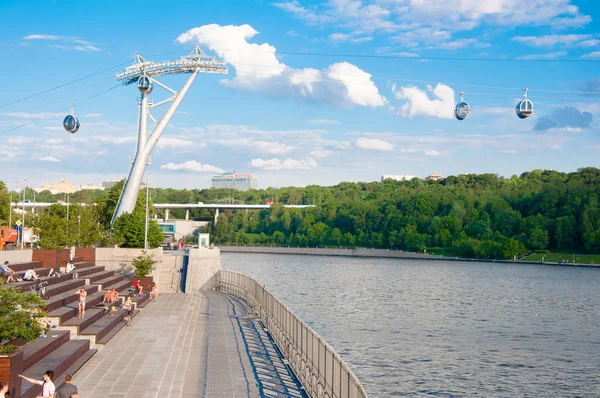 Moscou Rússia Maio 2018 Aterro Luzhnetskaya Moderno Longo Rio Moscou — Fotografia de Stock