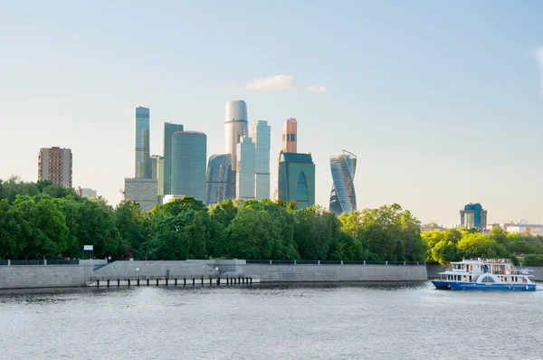 Het Moskou International Business Centre Van Moderne Luzhnetskaya Dijk Met — Stockfoto