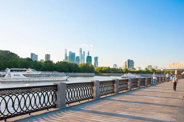 Moscou Rússia Maio 2018 Aterro Luzhnetskaya Longo Rio Moscou Moscou — Fotografia de Stock