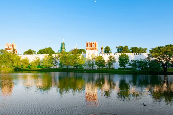 新处女修道院 Bogoroditse Smolensky 修道院看见从池塘在日落之下在莫斯科 — 图库照片