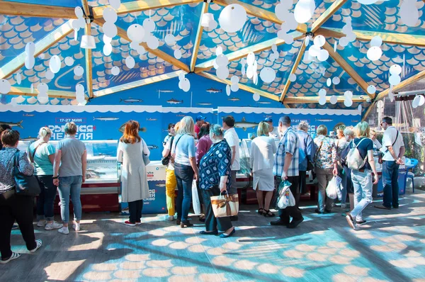 มอสโคว สเซ พฤษภาคม 2018 เทศกาลปลาในมอสโคว คนมากมายซ อของในร านค องถ สเซ — ภาพถ่ายสต็อก