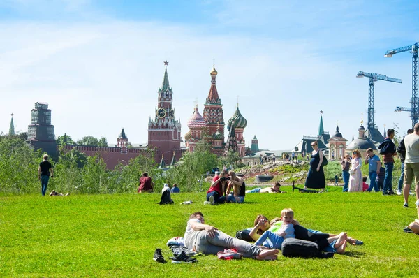 Moscú Rusia Mayo 2018 Zaryadye Parque Lleno Lugareños Turistas Con — Foto de Stock