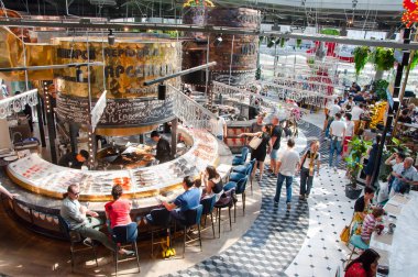 Moskova, Rusya-Mayıs 27,2018: Modern gastronomi merkezi Zaryadye, insanlar onların yemek keyfini.