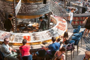 Moskova, Rusya-Mayıs 27,2018: Modern gastronomi merkezi Zaryadye, insan deniz ürünleri zevk .