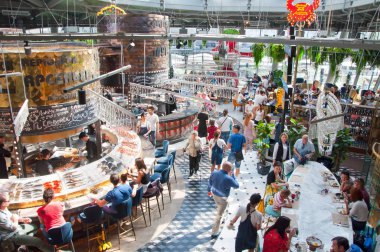 Moskova, Rusya-Mayıs 27,2018: Gastronomi merkezi Zaryadye müşterilerinin tam, insanlar onların yemek keyfini.