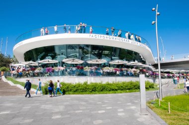 Moskova, Rusya-Mayıs 27,2018: İnsanlar gastronomik Zaryadye Park'ta bina Merkezi, gezi gidin.