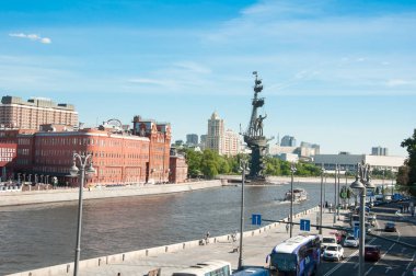 Moskova, Rusya-Mayıs 27,2018: Prechistenskaya Naberezhnaya Moskova Kremlin Embankmentin, sokakta trafik üzerinden.