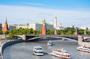 Moskova cityscape çelik ile Moskova Nehri üzerinde öğle sırasında Kemer Moskova Nehri'ne Moskova Kremlin batı ucundaki kapsayan Bolshoy Kamenny Köprüsü.