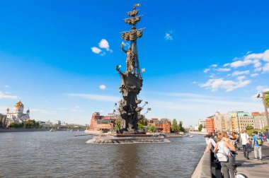 Moskova, Rusya-Mayıs 27,2018: Yakimanskaya insanlarla dolu Peter Tasarımcısı Zurab Tsereteli izdiham tarafından ilk Anıt ile dolgu Moskova Nehri ve Vodootvodny Kanal.