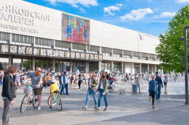 Moskova, Rusya-Mayıs 27,2018: Devlet Tretyakov Galerisi Krymsky Val Caddesi üzerinde insan kalabalığı ile sözde kuru Çeşme, Tarih.