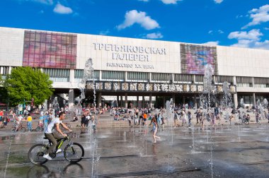 Moskova, Rusya-27 Mayıs 2018: Devlet Tretyakov Galerisi Krymsky çağdaş Rus sanat eserlerini çeşmeler ile yaz aylarında toplam sayı Val üzerinde insanlar gezi gidin.