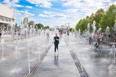 Moskova, Rusya-Mayıs 27, 2018: Kırım dolgu Moscowstate Tretyakov Galerisi sayfasında Muzeon park ve sanatçı Merkezi House yanında yer alan Krymsky Val. Krymskaya setin Tretyakov gallery yakınındaki çeşmede.