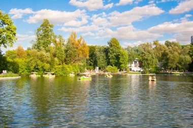 Neskuchny bahçe etrafında Golitsyn (büyük) su birikintisi öğle sırasında Moskova, Rusya.