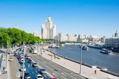 Moskova, Rusya-Mayıs 27,2018: Panorama Moskova Moskvoretskaya setin yüzen köprü ile şehir merkezinde, Kotelnicheskaya dolgu bina uzaktan görünür.
