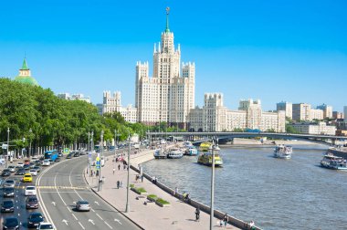 Moskova, Rusya-Mayıs 27,2018: Panorama Moskova Moskvoretskaya setin yüzen köprü ile şehir merkezinde, Bolshoy Krasnokholmsky köprü mesafe görünür.