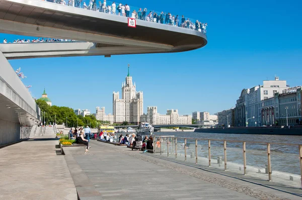 Moskova Rusya Mayıs 2018 Yüzen Köprü Zaryadye Park Kotelnicheskaya Dolgu — Stok fotoğraf