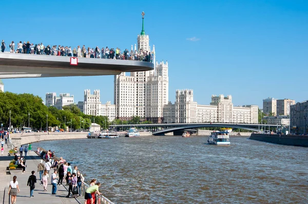 Moscú Rusia Mayo 2018 Puente Flotante Lleno Visitantes Residentes Parque —  Fotos de Stock