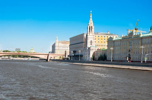 Panorama Enbankment Com Moscow Bolshoy Kamenny Bridge Abrangendo Rio Moskva — Fotografia de Stock