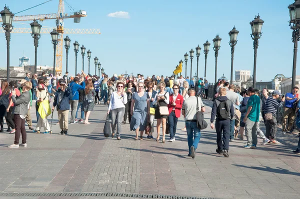 Moskou Rusland Mei 2018 Patriarsji Brug Vol Mensen Verspreid Rivier — Stockfoto