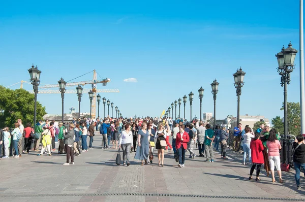 Moskova, Rusya-Mayıs 27,2018: Patriarshy Köprüsü Köprüsü yerli halk ve turistler Moskova Nehri ve Vodootvodny kanal dolu.