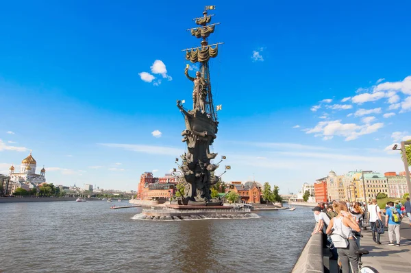 Moscou Rússia Maio 2018 Aterro Yakimanskaya Cheio Pessoas Com Peter — Fotografia de Stock