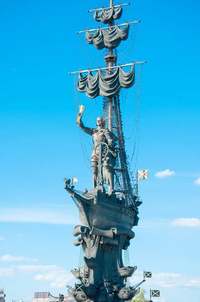 Peter Primeiro Monumento Yakimanskaya Aterro Durante Meio Dia Centro Moscou — Fotografia de Stock