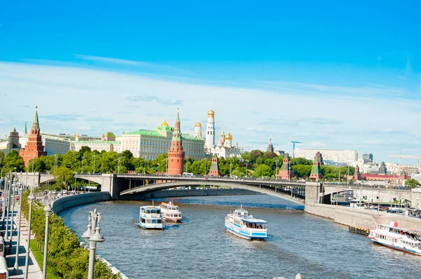 ボリショイ サンクトペテルブルクのボリショイ橋との距離でモスクワ クレムリンとモスクワ都市景観 ストックフォト
