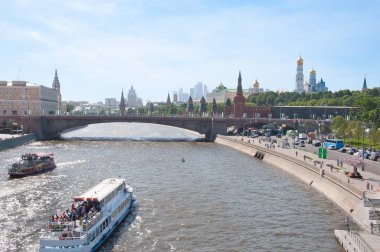 Moskova cityscape Bolshoy Moskvoretsky köprü etrafında Moskvoretskaya dolgu, Rusya ile.