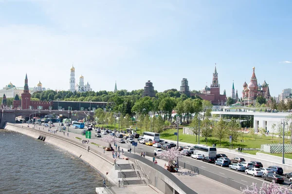 Moskou Stadsgezicht Rond Moskvoretskaya Embankment Verkeersopstopping Straat Rusland — Stockfoto