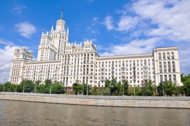 Moskova, Rusya-27 Mayıs 2019: Moskova nehrinden Moskova şehir merkezindeki Kotelnicheskaya Dolgu Binası Panoraması.