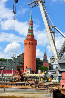 Moskova, Rusya - 27 Mayıs 2019: Kremlin Embankment ile Moskova şehir manzarası öğle saatlerinde yapım aşamasında.