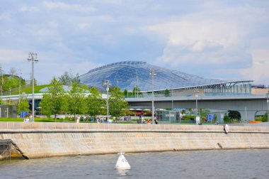 Moskova, Rusya Mayıs-27,2019: Zaryadye şehir parkı ve Konser Salonu güneşli bir günde Moskova nehrinden görüldü.
