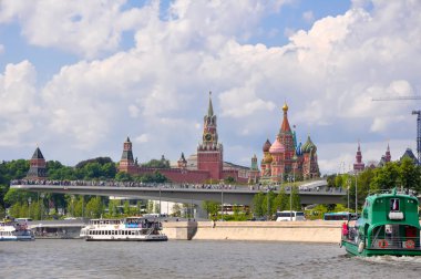 Moskova, Rusya-30 Mayıs 2019: Moskvoretskaya Embankment etrafında Bolşoy Moskvoretsky Köprüsü ile Moskova şehir manzarası, Kremlin uzaktan görülebilir.