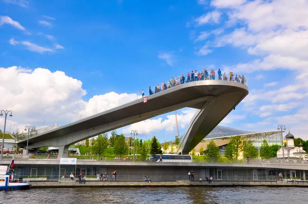 Moskova, Rusya-27 Mayıs 2019: Moskova Nehri'nden görülen Kotelnicheskaya Dolgusu üzerindeki Zaryadye parkında ziyaretçi dolu yüzen köprü.