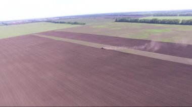 Traktör yere pulluklar