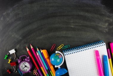 Tahta ve okul malzemeleri