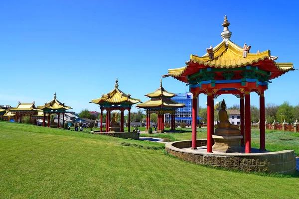 Buda altın Buddha Tapınağı şehir Elista Rusya topraklarında ile Botanik Bahçesi rotunda